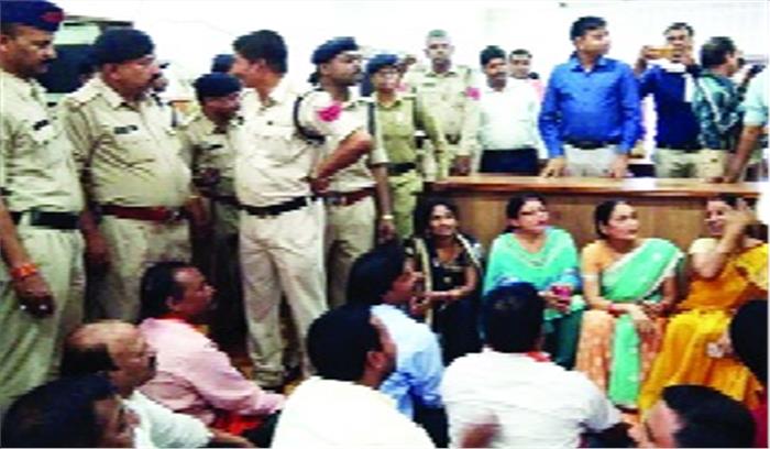 विपक्ष ने फाड़ी बजट की प्रतियां, 673 करोड़ का बजट पारित