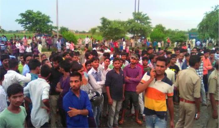 वेतन की मांग को लेकर कर्मचारियों ने कंपनी के अंदर की तोड़-फोड़