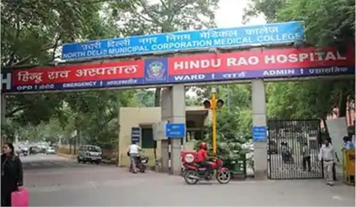 वेतन को लेकर हिंदूराव अस्पताल के डॉक्टरों का कैंडल मार्च, आप भी हुई शामिल