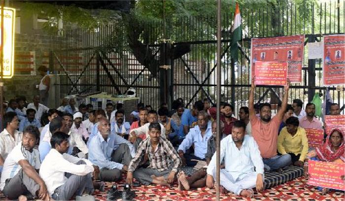 अस्थाई कर्मचारियों ने मांगों को लेकर किया प्रदर्शन