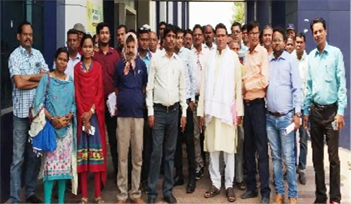 वेतन की मांग को लेकर सौंपा कलेक्टर को ज्ञापन