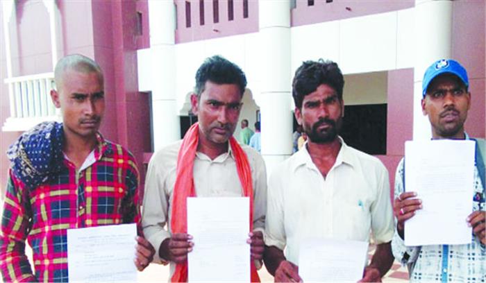 सेल्समेन के खिलाफ ग्रामीणों ने कलेक्टर को सौंपा ज्ञापन