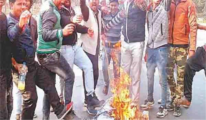 बाल्मीकि समाज के लोगो ने फूंका सलमान खान का पुतला