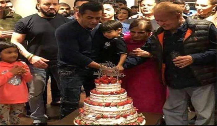 सलमान खान ने रेस 3 का फर्स्ट लुक दिखाया