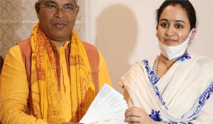 मुलायम की छोटी बहू ने राम मंदिर निर्माण के लिए 11 लाख रुपए दिए मुलायम की छोटी बहू ने राम मंदिर निर्माण के लिए 11 लाख रुपए दिए