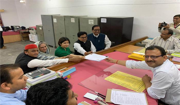 पूर्व सीएम अखिलेश यादव की पत्नी डिंपल ने कन्नौज सीट से नामांकन दाखिल किया