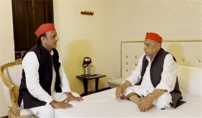 समाजवादी विजय यात्रा निकालने से पहले अखिलेश ने लिया मुलायम का आशीर्वाद