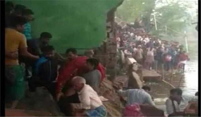 मंदिर की दीवार गिरने से दो छठव्रती की मौत ,छह घायल मंदिर की दीवार गिरने से दो छठव्रती की मौत ,छह घायल