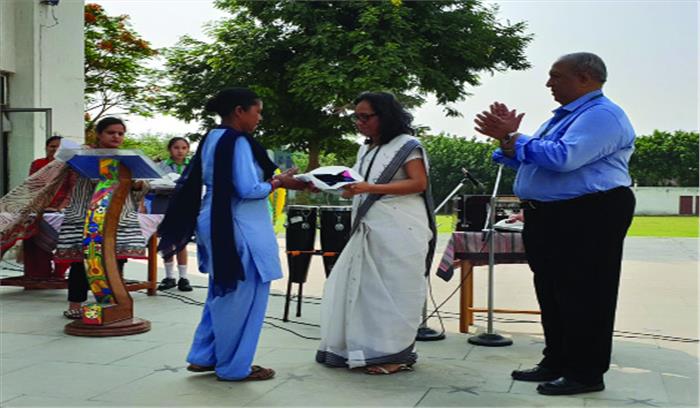 चतुर्थ वर्ग के कर्मचारियों को उनके योगदान के लिए किया सम्मानित