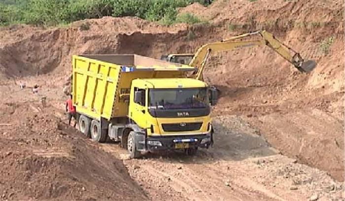 रेत का अवैध उत्खनन कर रहे दो डंपर पकड़े गए