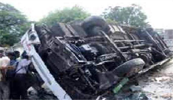 महाराष्ट्र :बस पलटने से दो मरे, 20 घायल