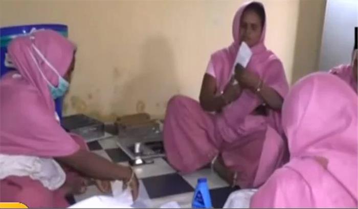 झाबुआ की आदिवासी महिलाएं बनीं पैड वूमैन,रोगों से उन्हें दूर रखने के टिप्स भी दे रही​​​​​​​