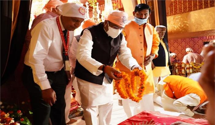 संत रविदास मंदिर में केन्द्रीय पेट्रोलियम मंत्री धर्मेन्द्र प्रधान ने टेका मत्था