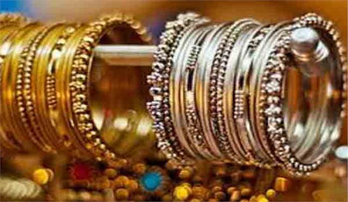 सोने की चमक बरकरार, चांदी लुढ़की