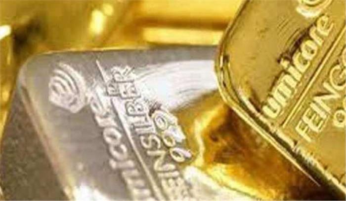 सोने में मामूली गिरावट, चांदी 300 रुपये टूटी