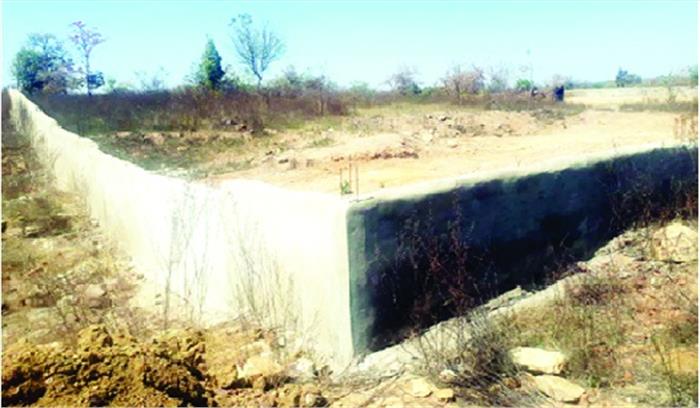 बिना निविदा सहकारी समिति ने बना दी 35 लाख की चारदीवारी