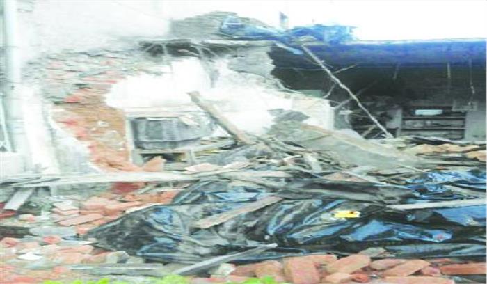 जेसीबी से दिन दहाड़े मकान में तोड़फोड़ आक्रोश