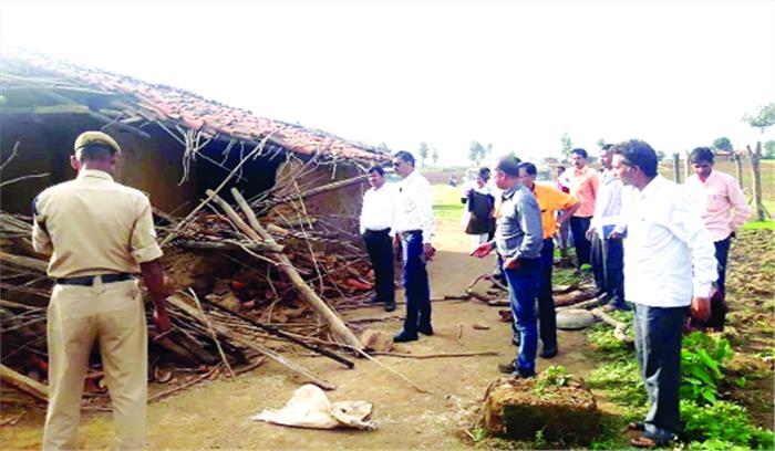  अम्बिकापुर :हाथियों का उत्पात,आधा दर्जन घर तोड़े, लोगों में दहशत