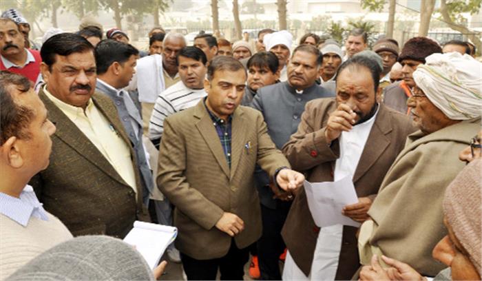 गायब युवक के मामले को लेकर पुलिस कमिश्नर से मिले लोग