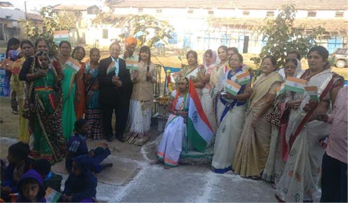 सार्थक स्कूल में शान से लहराया तिरंगा 