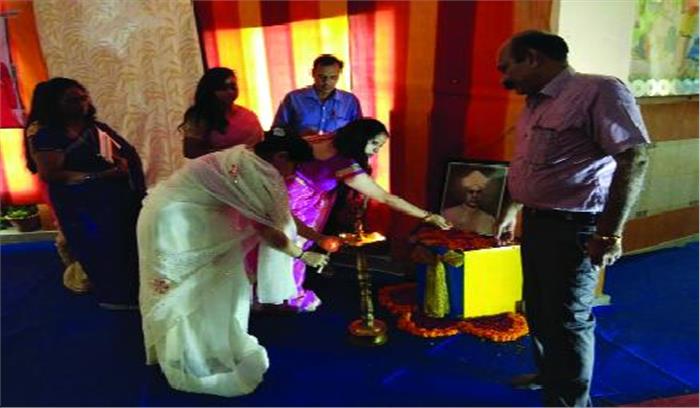 शिक्षकों द्वारा शिक्षा को व्यापार बनाने पर चिंता व्यक्त की गई