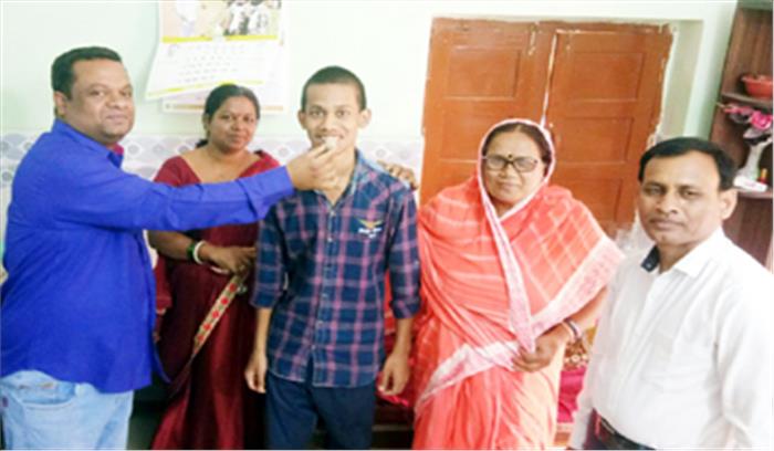 टॉप टेन में आने वाले छात्रों को दी बधाई