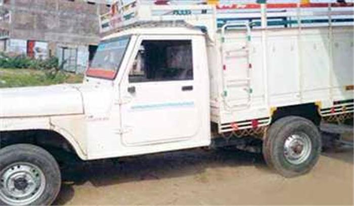 पुलिया से टकराई पिकअप, युवक की मौत पुलिया से टकराई पिकअप, युवक की मौत