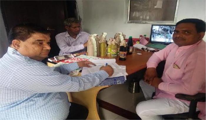 सॉस बनाने वाली फैक्ट्री में स्वास्थ्य विभाग की टीम का छापा