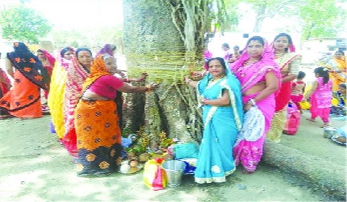 निर्जला व्रत रख सुहागिन महिलाओं ने पति की दीर्घायु की कामना की 