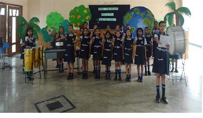 छात्राओं ने वृक्षारोपण के साथ लिया पर्यावरण बचाने का संकल्प