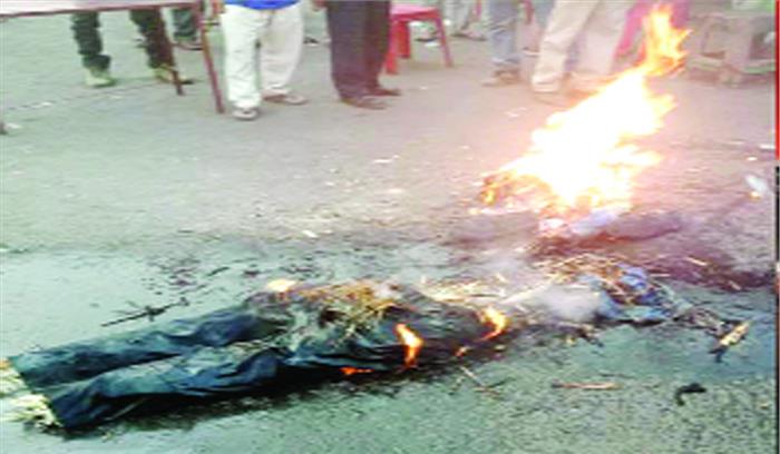 एटक ने फूंका एचआर हेड का पुतला