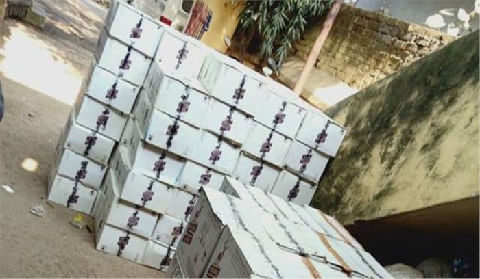 स्कूल से 126 कार्टन विदेशी शराब बरामद , प्रधानाध्यापक गिरफ्तार