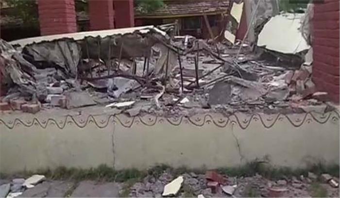 स्कूल की छत ढहने से 2 छात्राओं की मौत