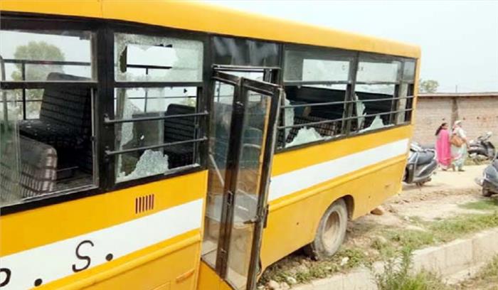 बिहार में स्कूली बस सड़क किनारे पलटी, 20 घायल