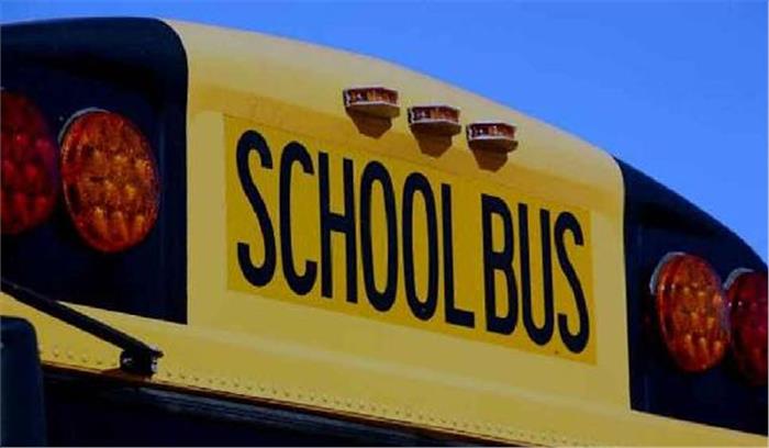 डंफर ने स्कूल बस में मारी टक्कर, छात्रों को लगी गंभीर चोट