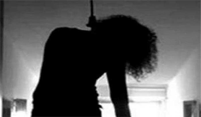बारहवीं की छात्रा ने फांसी लगाकर की आत्महत्या बारहवीं की छात्रा ने फांसी लगाकर की आत्महत्या
