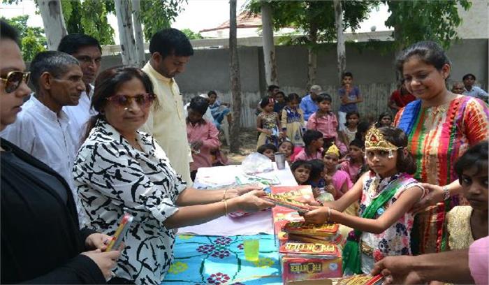 बच्चों को शिक्षण सामग्री देकर अच्छा नागरिक बनने के लिए किया प्रेरित