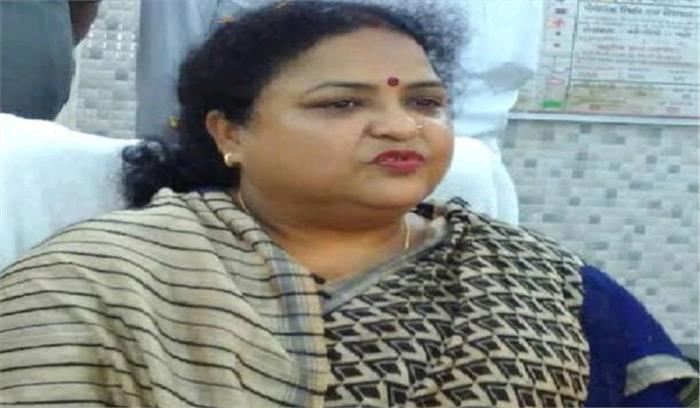 उप्र के स्कूलों में छात्र-छात्राओं में स्वेटर बंटना शुरु