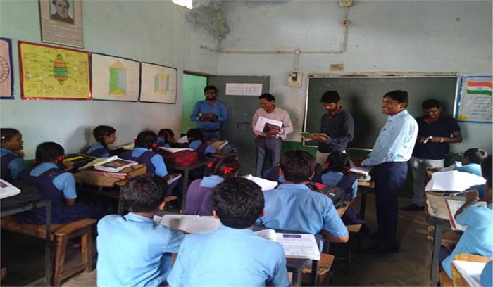 जिला पंचायत सीईओ ने ली बच्चों की क्लास