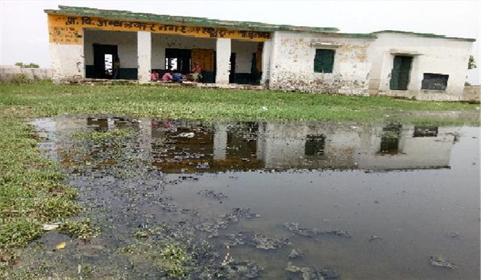 स्कूल परिसर में जलभराव व गंदगी