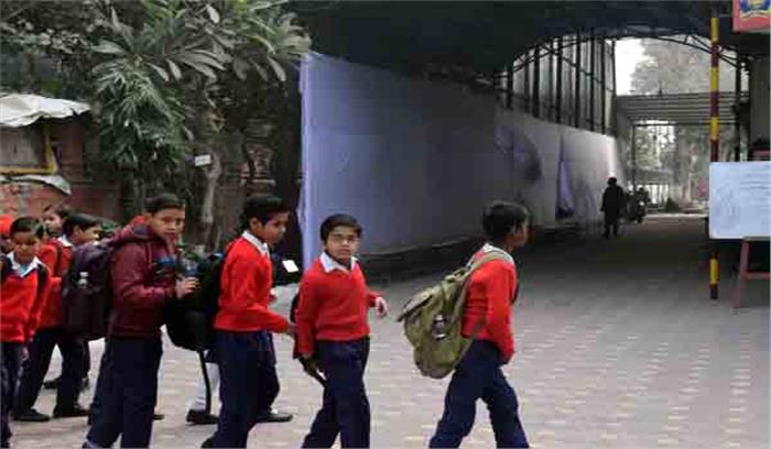 जिलाधिकारी के आदेश के बावजूद खुले स्कूल