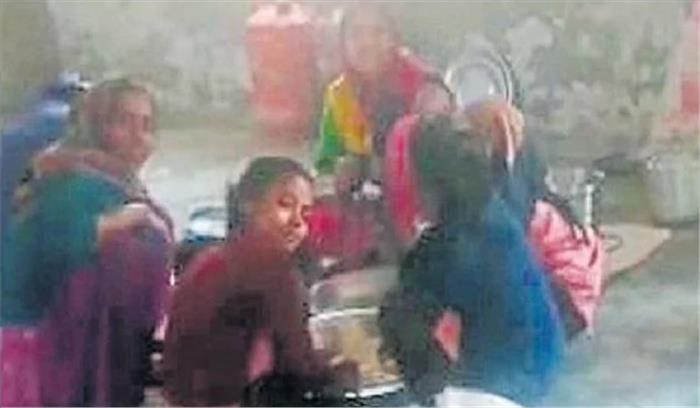 स्कूल में शिक्षक बच्चों से बनवा रहे खाना स्कूल में शिक्षक बच्चों से बनवा रहे खाना