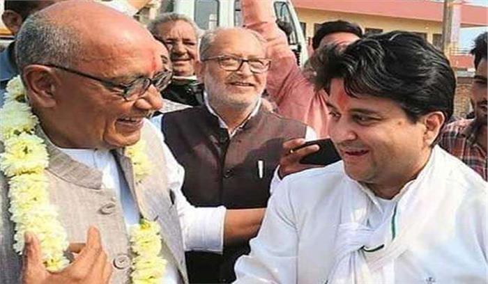 सिंधिया-दिग्विजय की बंद कमरे में नहीं, सड़क पर हुई मुलाकात