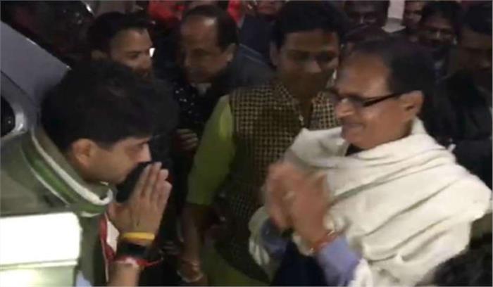 सिंधिया ने की शिवराज से मुलाकात, कांग्रेस नेता बेचैन