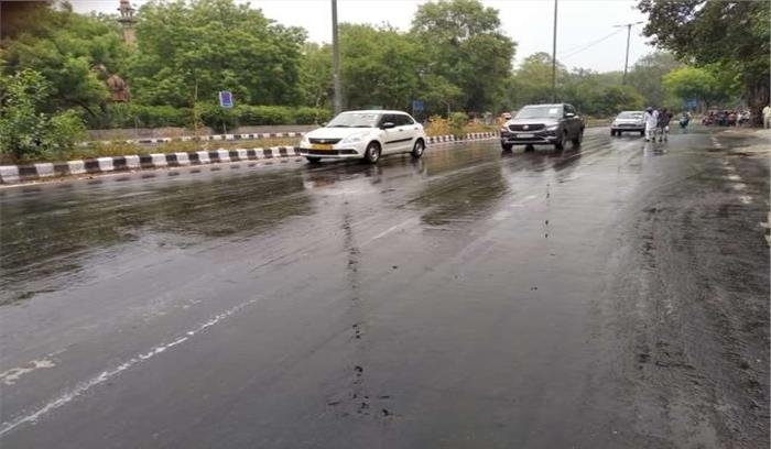 दिल्ली-एनसीआर में बारिश, गर्मी से मिली राहत दिल्ली-एनसीआर में बारिश, गर्मी से मिली राहत