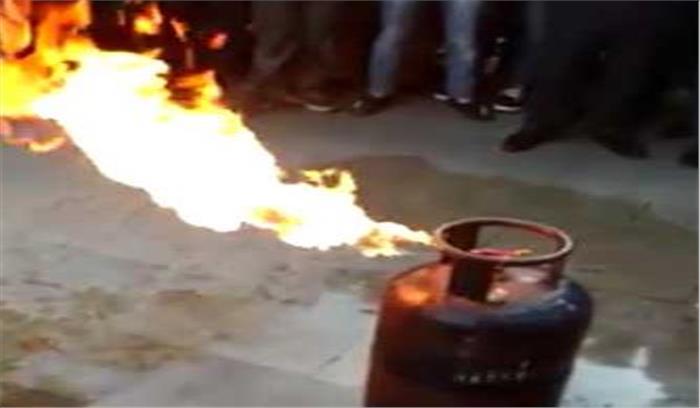 गैस फटने से लगी आग चार झुलसे