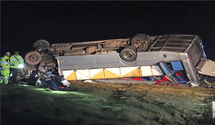 स्कॉटलैंड के स्कॉटिश बॉर्डर में मिनी बस पलटी, एक की मौत, 23 घायल