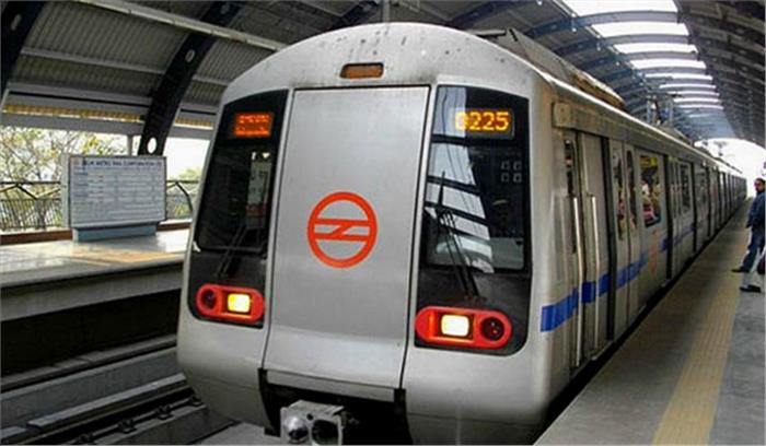 कस्टम क्लीयरेंस के बाद सड़क मार्ग से रवाना हुई मेट्रो