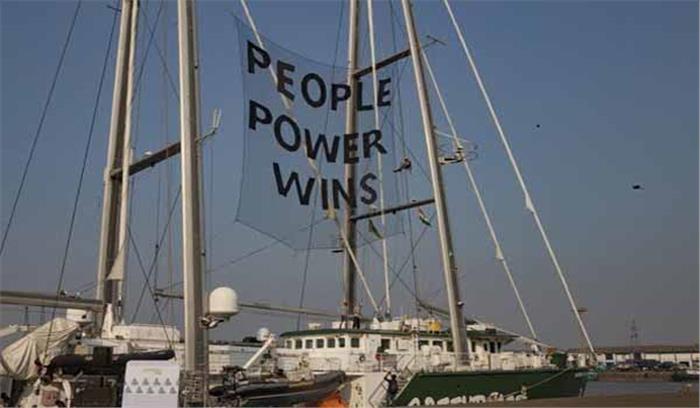 मुम्बई पहुंचा ग्रीनपीस जहाज रेनबो वॉरियर, जलवायु परिवर्तन से निपटने का दिखाया रास्ता