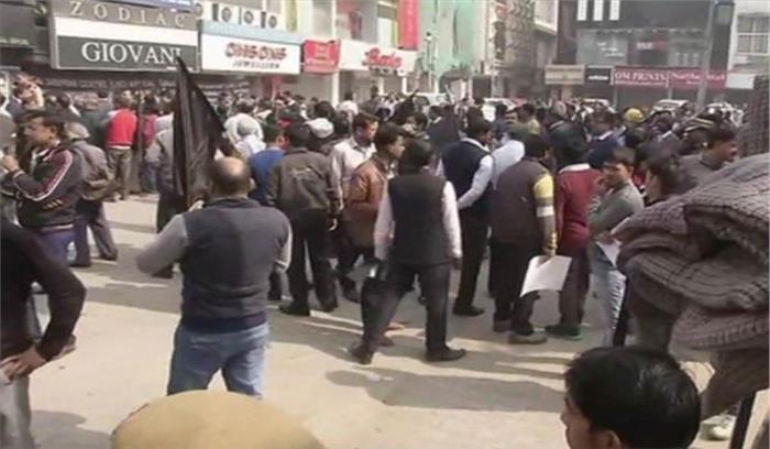 व्यापारियों का रामलीला मैदान में सीलिंग के खिलाफ प्रदर्शन